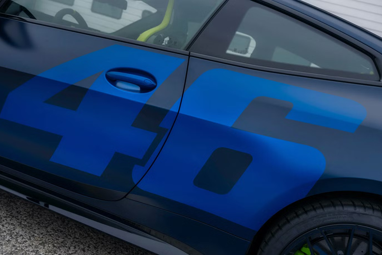 Màu vàng này tiếp tục xuất hiện trên cùm phanh, trong khi nóc xe hoàn thiện bằng sợi carbon được sơn thủ công với logo VR46 và chữ ký của Valentino Rossi.