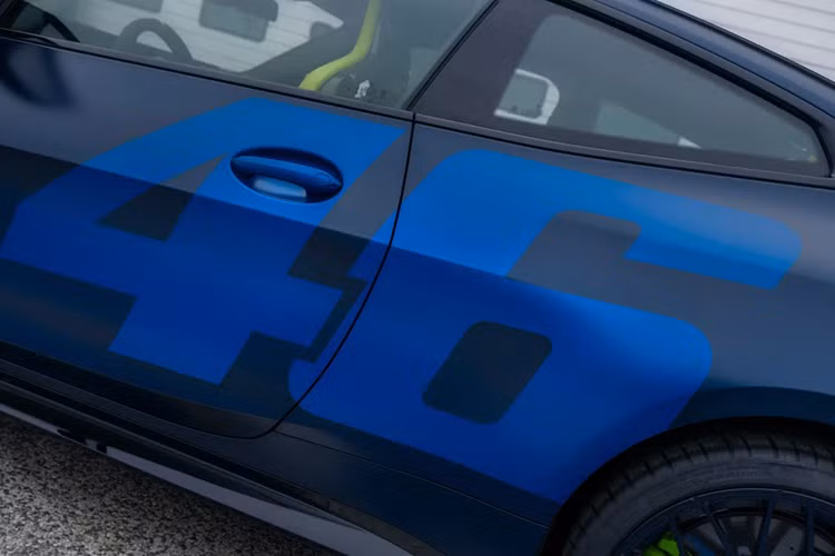 Màu vàng này tiếp tục xuất hiện trên cùm phanh, trong khi nóc xe hoàn thiện bằng sợi carbon được sơn thủ công với logo VR46 và chữ ký của Valentino Rossi.