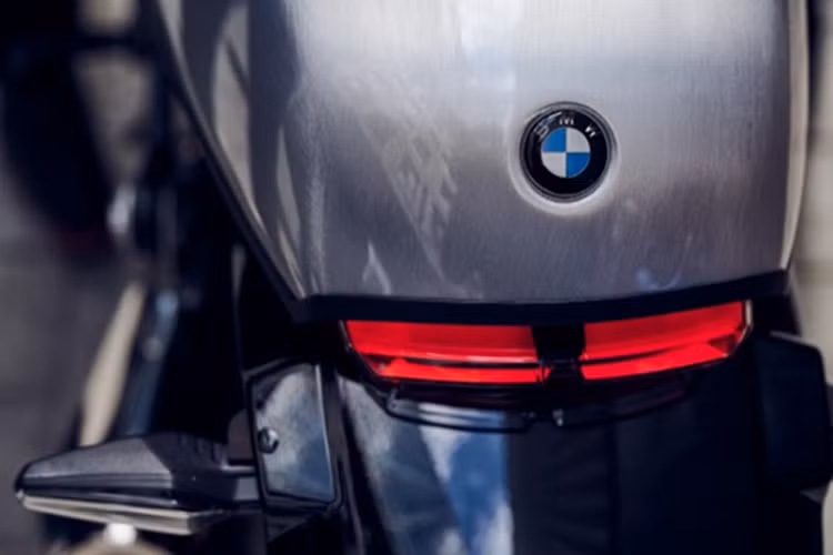 BMW R12 nineT còn có gói nâng cấp phụ kiện như ốp đuôi sau dạng ngắn, ống xả titan, túi đồ gắn bình xăng, kính chắn gió...