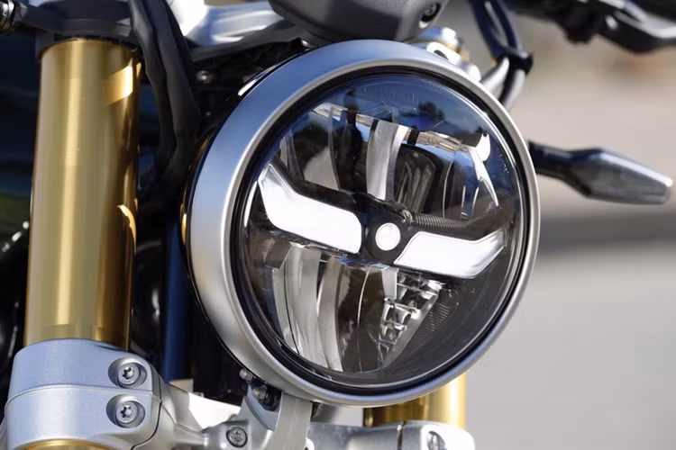 Khung sườn của BMW R12 nineT được thiết kế hoàn toàn mới, với cấu trúc khung ống thép nguyên khối, mang lại vẻ ngoài thời trang và tối ưu hóa trọng lượng. Khung sau được gắn với khung chính bằng các bulong, đảm bảo tính ổn định và thuận tiện trong việc bảo trì, sửa chữa.