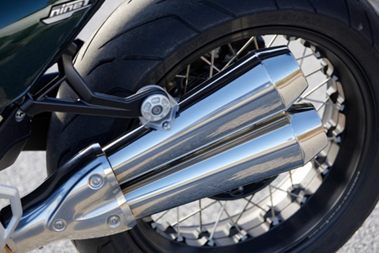 Các trang bị công nghệ an toàn, gồm: Hệ thống kiểm soát độ bám đường (DTC); Kiểm soát phanh động cơ (MSR); Hệ thống phanh ABS Pro hỗ trợ trong cua; Kiểm soát phanh động cơ MSR;…