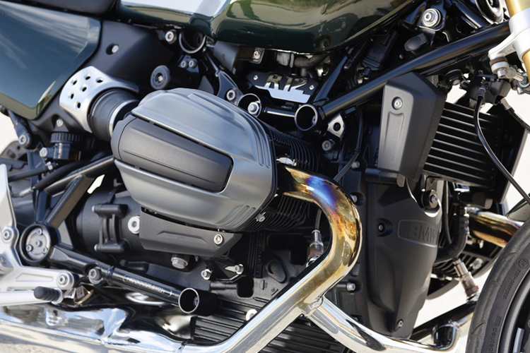 BMW R12 nineT sử dụng khung sườn thép tubular nguyên khối mới đậm phong cách cổ điển. Bánh trước và bánh sau 17 inch nan hoa cổ điển, ống xả đôi đặt lệch.