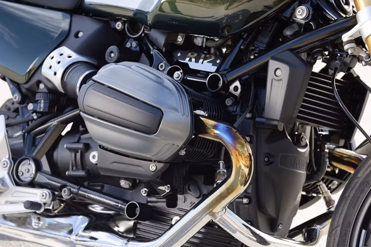 BMW R12 nineT sử dụng khung sườn thép tubular nguyên khối mới đậm phong cách cổ điển. Bánh trước và bánh sau 17 inch nan hoa cổ điển, ống xả đôi đặt lệch.