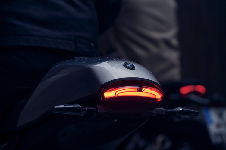 BMW R12 nineT hoàn toàn mới với cụm đèn pha LED tạo hình tròn cổ điển, ứng dụng công nghệ Pro - chiếu sáng thích ứng, kết hợp dải đèn định ban ngày tạo điểm nhấn nhận diện thương hiệu. Hai đồng hồ tròn analog hiển thị tốc độ và vòng tua máy kết hợp ghi-đông ngang cổ điển. Bình xăng nhôm thuôn dài có dung tích chứa 16L.