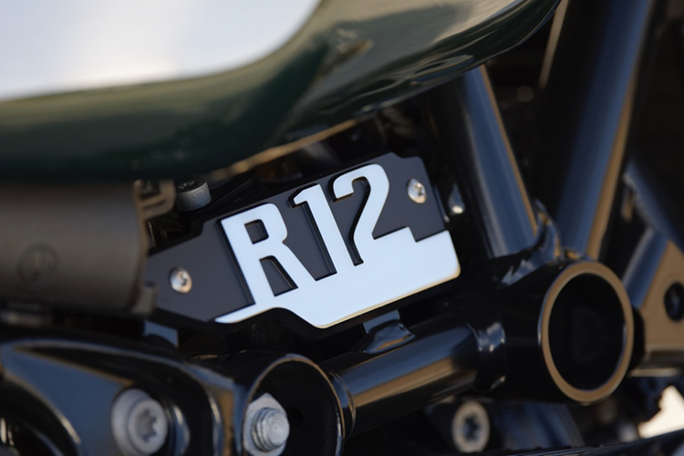 BMW R12 nineT trang bị hệ thống treo trước dạng phuộc hành trình ngược (USD- Upside down) có đường kính 45 mm có thể điều chỉnh, giúp cải thiện khả năng xử lý và độ linh hoạt cho xe.