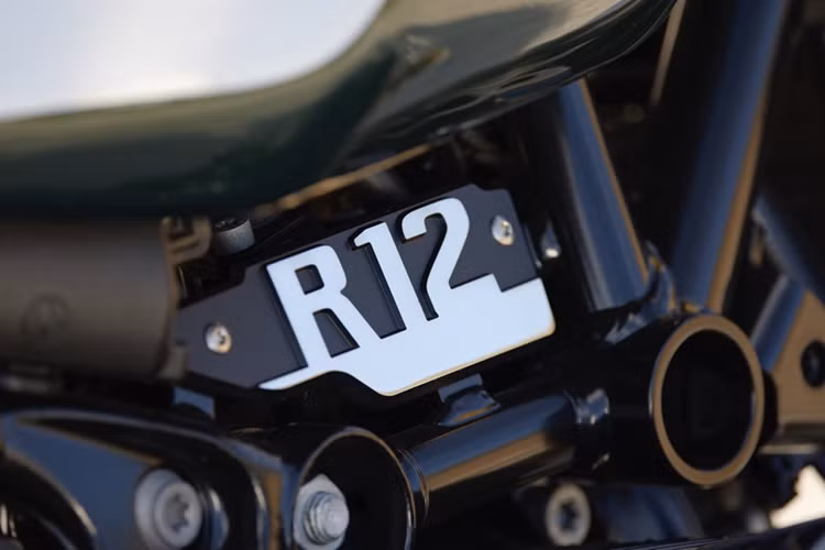 BMW R12 nineT trang bị hệ thống treo trước dạng phuộc hành trình ngược (USD- Upside down) có đường kính 45 mm có thể điều chỉnh, giúp cải thiện khả năng xử lý và độ linh hoạt cho xe.