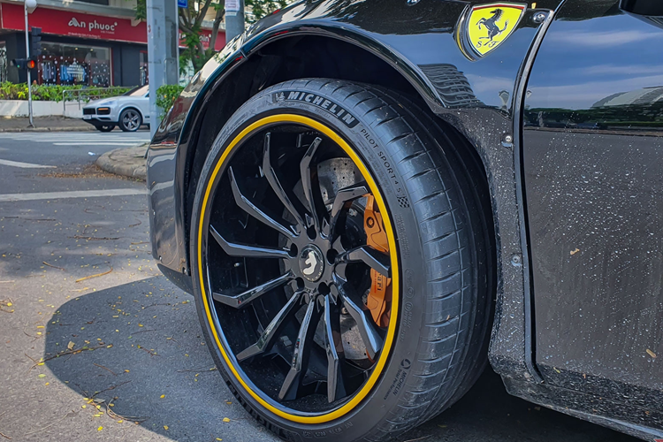 Hãng độ Liberty Walk chỉ tập trung vào gói nâng cấp ngoại hình nên không "thông nòng" động cơ V8, tăng áp kép, dung tích 3.9 lít của xe, "trái tim" này sản sinh ra công suất tối đa 661 mã lực tại vòng tua 8.000 vòng/phút và mô-men xoắn cực đại đạt 760 Nm tại vòng tua 3.000 vòng/phút.