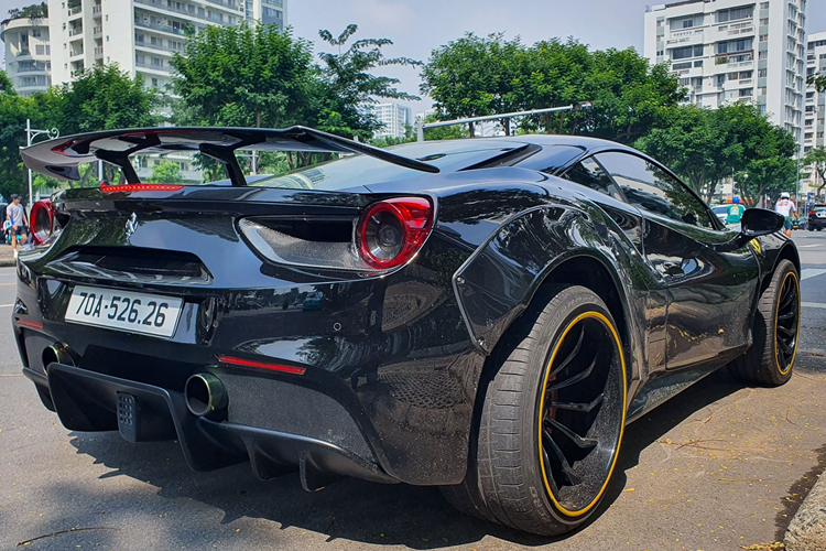 Động cơ trên siêu xe Ferrari 488 GTB kết hợp cùng hộp số 7 cấp, nhờ đó, mẫu siêu xe Ferrari 488 GTB độ Liberty Walk chỉ mất khoảng thời gian 3 giây để tăng tốc lên 100 km/h từ vị trí xuất phát trước khi đạt vận tốc tối đa 330 km/h.