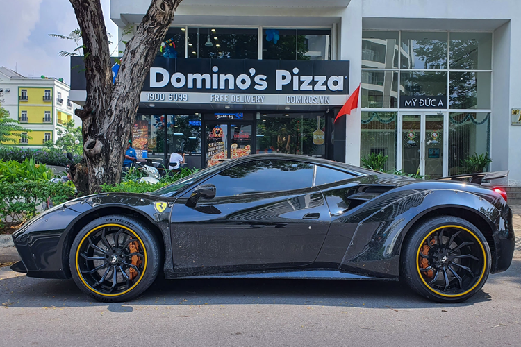 Trước đó, theo thông tin từ chủ nhân chiếc siêu xe Ferrari 488 GTB độ Liberty Walk, xe đã chạy được hơn 22.000 km, chính chủ, và mức giá mà anh đưa ra là 9,35 tỷ đồng, có bớt tý lộc cho ai thiện chí xem xe.
