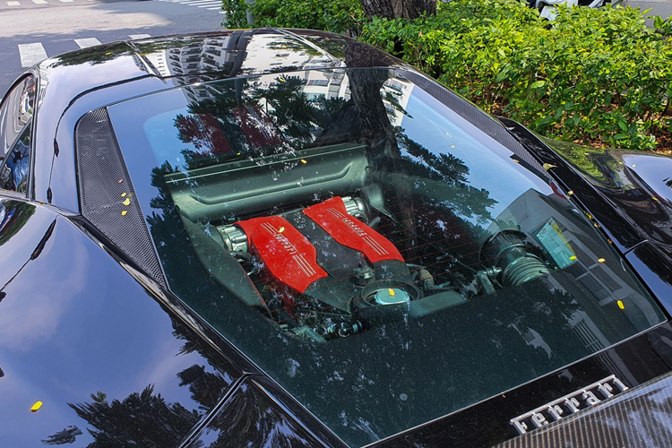 Bộ phuộc hơi do hãng Air Rex thiết kế cho các bản độ siêu xe giúp khoảng sáng gầm Ferrari 488 GTB độ Liberty Walk có thể nâng cao 18 cm so với mặt đất hoặc được hạ gầm gần sát mặt đất.