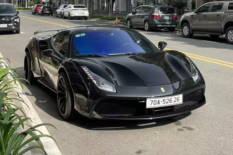 Vào tháng 10/2024, chiếc siêu xe Ferrari 488 GTB độ Liberty Walk độc nhất vô nhị tại thị trường Việt Nam đã chính thức tái xuất sau nhiều năm ở ẩn, nhưng điều đáng buồn là lần xuất hiện này để xe tìm chủ mới, sau vài ngày rao bán, chiếc xe này đã có người mua, đó là 1 showroom kinh doanh xe cũ ở TP HCM.
