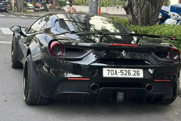 Chiếc Ferrari 488 GTB Liberty Walk độc nhất Việt Nam sau khi được 1 showroom kinh doanh xe cũ ở Tp.HCM bán cho 1 khách hàng ở Tây Ninh đã đổi biển số, nhưng vẫn còn xuất hiện ở Sài thành. Mới đây, xe lăn bánh tại các con đường ở quận 7 với biển số 70A-526.26.
