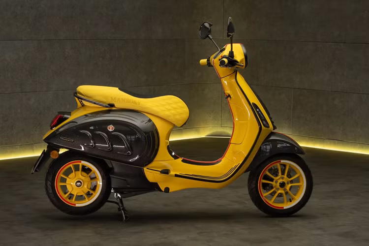 Trở lại với Vespa Primavera Elettrica độ Mansory, hãng không nhấn mạnh vào hiệu suất cũng như khả năng vận hành thay vào đó hãng độ hướng đến nâng cấp ngoại hình thể hiện rõ dấu ấn độc đáo của thương hiệu Vespa.