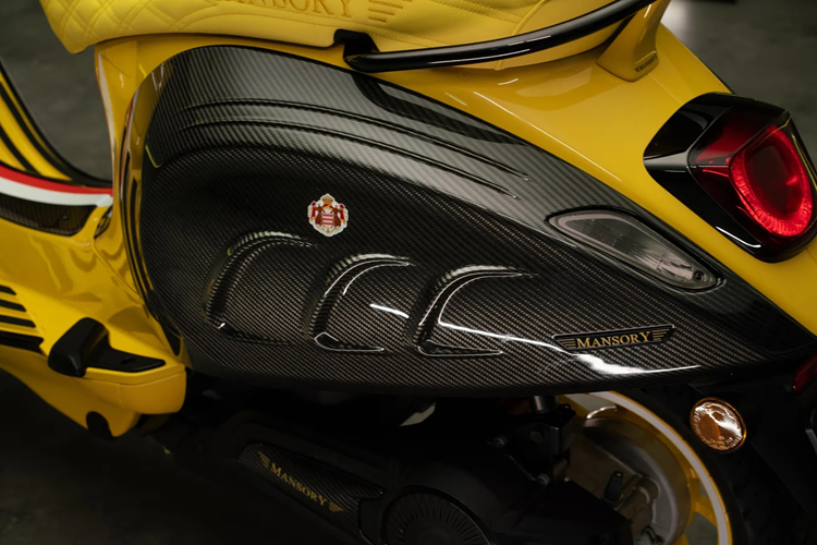 Sợi carbon còn xuất hiện ở phần gương chiếu hậu cùng viền màn hình, xe không cần chìa khoá vì được cập nhật chức năng nhận diện người lái. Sức mạnh của xe điện Primavera Elettrica 45 có công suất 4,2 mã lực và mô-men xoắn 200 Nm, bộ pin điện LG Chem dung lượng 2,3 kWh cho tốc độ đối đa 45 km/h.