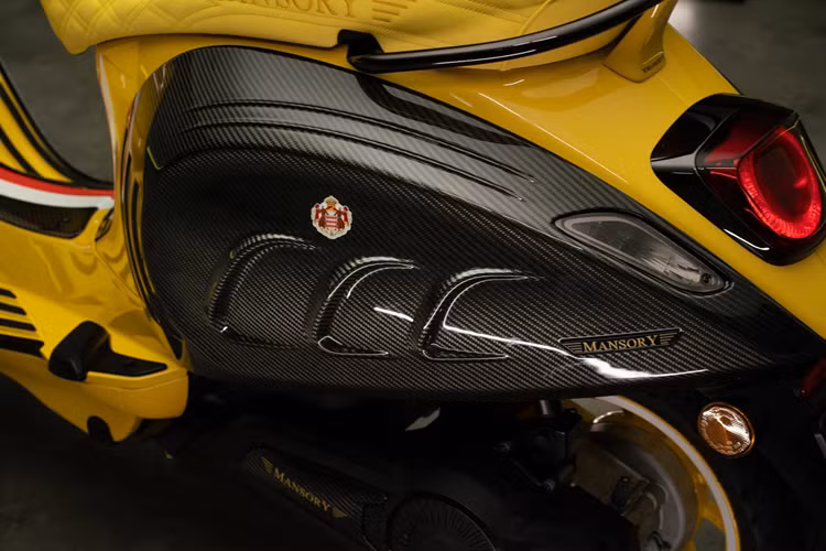 Sợi carbon còn xuất hiện ở phần gương chiếu hậu cùng viền màn hình, xe không cần chìa khoá vì được cập nhật chức năng nhận diện người lái. Sức mạnh của xe điện Primavera Elettrica 45 có công suất 4,2 mã lực và mô-men xoắn 200 Nm, bộ pin điện LG Chem dung lượng 2,3 kWh cho tốc độ đối đa 45 km/h.