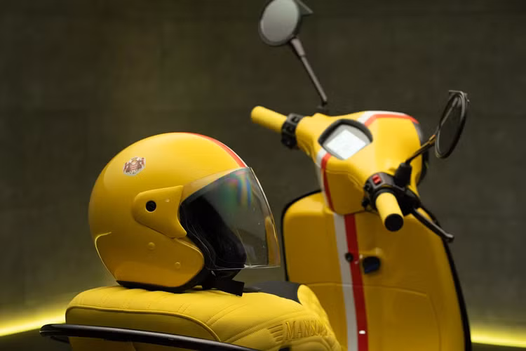 Trong khi đó, bản cao cấp - Primavera Tech Elettrica 70 có công suất tối đa 5,44 mã lực và mô-men xoắn 200 Nm. Bộ pin điện 4,2 kWh, phạm vi di chuyển di chuyển 80 km. Thời gian sạc khoảng 4 tiếng.