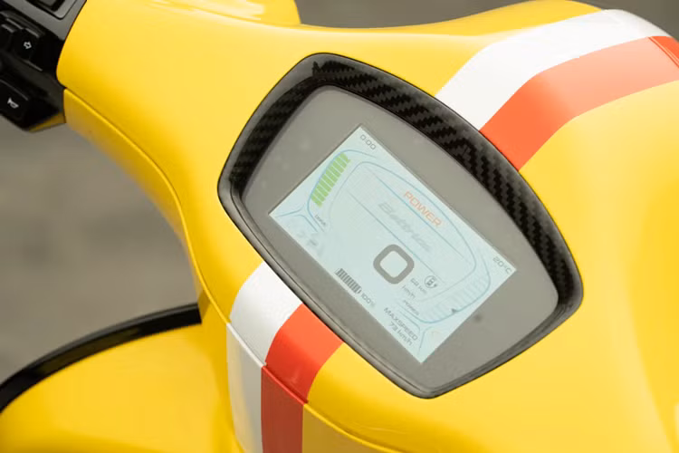 Mâm xe Primavera Elettrica kích thước 17 inch được sơn màu vàng cùng đường viền phối hai màu trắng và đỏ đặc trưng. Bộ heo phanh đĩa, lò xo của treo được sơn màu vàng đồng bộ với tông màu ngoại thất. Yên xe được bọc da cao cấp kết hợp Alcantara, cùng các đường chỉ khâu hình quả trám và logo Mansory đặt 2 bên.