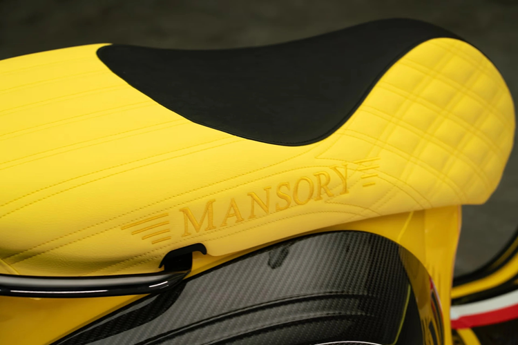 Phần thân được làm từ sợi carbon với các đuòng gân dập nổi thể hiện sự cứng cáp, mạnh mẽ cùng tố chất khí động học. Huy hiệu Công quốc Monaco cùng logo Mansory là điểm nhấn cho thân xe.