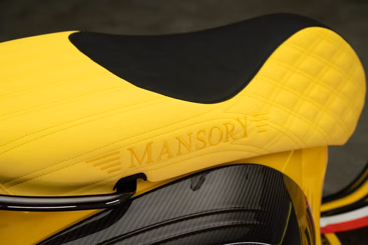 Phần thân được làm từ sợi carbon với các đuòng gân dập nổi thể hiện sự cứng cáp, mạnh mẽ cùng tố chất khí động học. Huy hiệu Công quốc Monaco cùng logo Mansory là điểm nhấn cho thân xe.