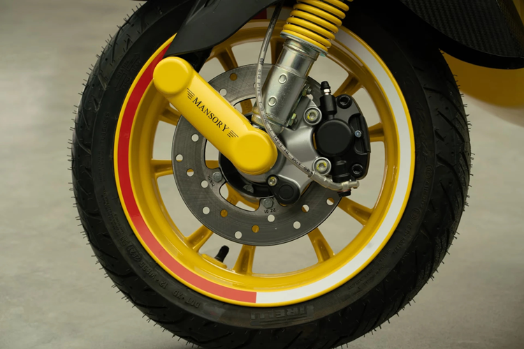 Vespa Primavera Elettrica bổ sung nhiều chi tiết bằng sợi carbon từ phần ốp đầu xe, vè trước, khung viền của đèn xi-nhan, thanh đỡ chân sau và bổ sung thêm đèn chiếu sáng phụ cùng hoạ tiết màu cờ của Công quốc Monaco.