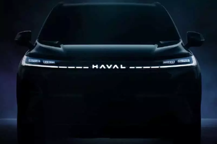 Tương tự như mặt trước, cụm đèn hậu xuyên thấu áp dụng thiết kế phuộc nhún ở cả hai đầu và logo “HAVAL” ở giữa có thể sáng lên, giúp xe dễ nhận biết. Đồng thời, xe có hiệu ứng mái nổi và chạy trên vành 19 inch. Xiaolong Max thế hệ thứ hai dự kiến sẽ cung cấp hai tùy chọn hệ thống hybrid cắm điện, cụ thể là 1.5L Hi4 và 1.5T Hi4, do GWM phát triển.