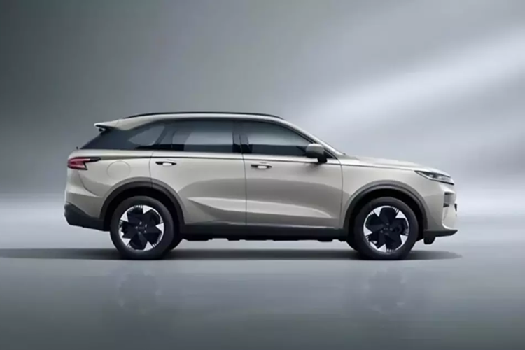 Tháng trước, chỉ có 22 chiếc được bán ra, khiến đây trở thành mẫu xe có hiệu suất kém nhất trong toàn bộ dòng Haval. Theo hình ảnh, mặt trước được trang bị cụm đèn xuyên thấu tích hợp với logo “HAVAL” ở giữa.