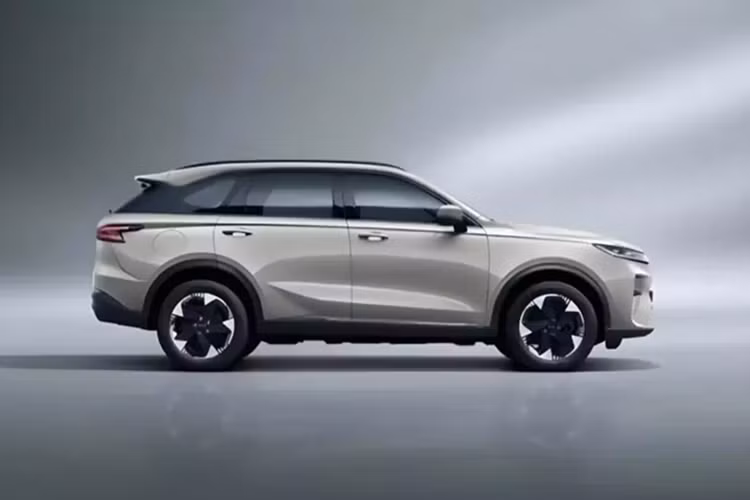 Tháng trước, chỉ có 22 chiếc được bán ra, khiến đây trở thành mẫu xe có hiệu suất kém nhất trong toàn bộ dòng Haval. Theo hình ảnh, mặt trước được trang bị cụm đèn xuyên thấu tích hợp với logo “HAVAL” ở giữa.