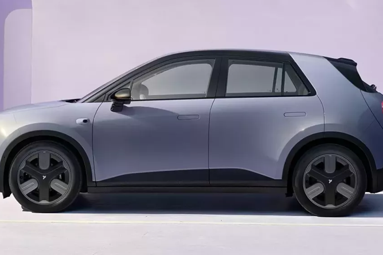 Chúng tôi sẽ nhắc bạn rằng cư dân mạng Trung Quốc đã so sánh đèn pha và đèn hậu của Firefly EV với camera iPhone. Quay trở lại với xe điện Nio Firefly, kích thước của nó bao gồm chiều dài, chiều rộng và chiều cao lần lượt sẽ là 4003/1781/1557 mm với chiều dài cơ sở là 2615 mm.