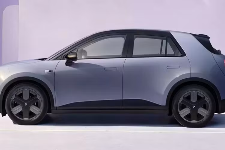 Chúng tôi sẽ nhắc bạn rằng cư dân mạng Trung Quốc đã so sánh đèn pha và đèn hậu của Firefly EV với camera iPhone. Quay trở lại với xe điện Nio Firefly, kích thước của nó bao gồm chiều dài, chiều rộng và chiều cao lần lượt sẽ là 4003/1781/1557 mm với chiều dài cơ sở là 2615 mm.