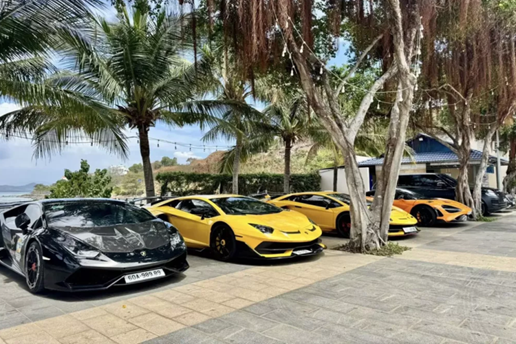 Siêu xe mui trần Audi R8 V10 Spyder Type 4S bản nâng cấp giữa vòng đời được trang bị khối động cơ V10, dung tích 5.2 lít, sản sinh ra công suất tối đa 602 mã lực và mô-men xoắn cực đại là 559 Nm. Động cơ kết hợp cùng hộp số tự động 7 cấp, giúp R8 V10 Spyder có thể dễ dàng tăng tốc từ vị trí xuất phát lên 100 km/h chỉ trong vòng thời gian 3,3 giây trước khi đạt tốc độ tối đa 328 km/h.