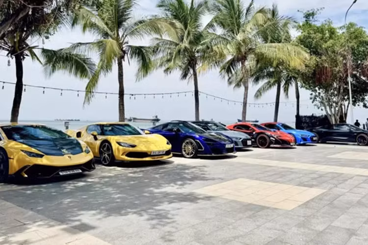 Dàn siêu xe bạc tỷ này khoảng 12 chiếc như Lamborghini Huracan, Lamborghini Aventador, McLaren 650S Spider, McLaren 720S, McLaren 720S Spider, McLaren 765LT, Lamborghini Aventador SVJ, Ferrari 296 GTB hay Audi R8 V10 Spyder. Trong dàn siêu xe này nổi bật có 2 chiếc siêu xe mui trần Audi R8 V10 Spyder Facelift 2022, rất hiếm khi cả 2 xuất hiện cùng nhau trong 1 sự kiện siêu xe.