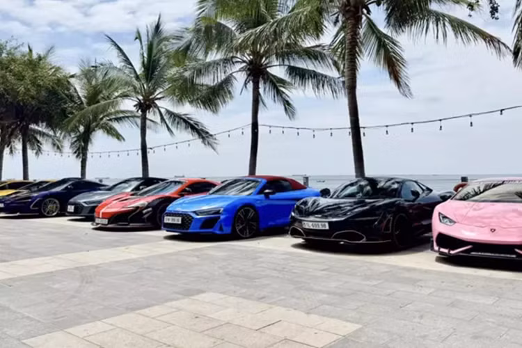 So với siêu xe mui trần Audi R8 V10 Spyder thế hệ đầu tiên, xe Audi R8 V10 Spyder 2022 này sở hữu thiết kế lôi cuốn hơn với đèn pha và đèn hậu mới, hốc gió trước/sau tạo hình dữ dằn. Ngoài ra, phiên bản Audi R8 V10 Spyder còn có sự thuận lợi khi phần mui xe bằng vải, dễ dàng đóng hoặc mở mui xe chỉ trong thời gian 14 đến 18 giây.