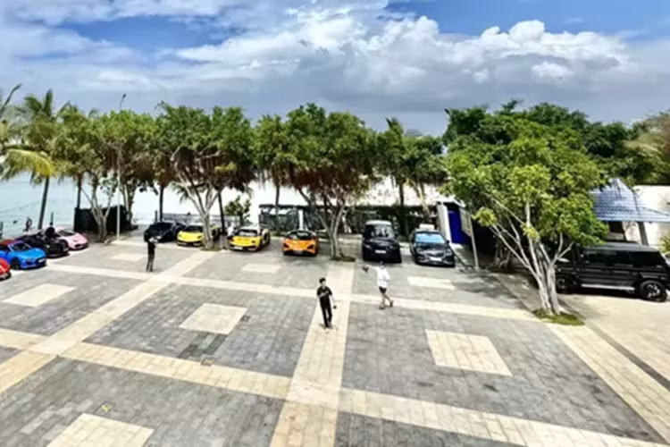 Động cơ trên kết hợp cùng hộp số tự động 7 tốc độ và hệ dẫn động 4 bánh toàn thời gian, nhờ đó, siêu xe Lamborghini Huracan LP610-4 chỉ mất thời gian 3,2 giây để tăng tốc từ vị trí xuất phát lên 100 km/h trước khi đạt vận tốc tối đa 325 km/h.