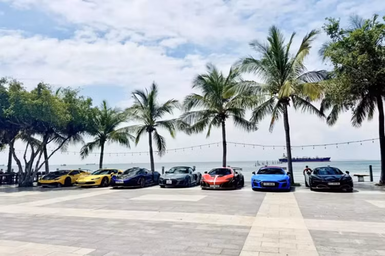 Kiểu mui xe này cũng mang đến sự cá tính riêng cho xe Audi R8 V10 Spyder 2022 bản nâng cấp giữa vòng đời. Chủ nhân của xe có thể mở mui xe R8 V10 Spyder ngay khi đang chạy nhưng tốc độ được hãng xe Audi khuyến cáo phải dưới 50 km/h.