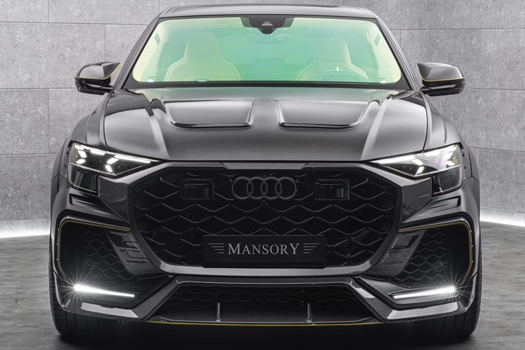 Nội thất của Audi Q8 RS Mansory thể hiện phong cách rất riêng với tông màu chủ đạo là vàng. Các chất liệu cao cấp có thể nhận thấy như thảm chần bông, ghế da, da cao cấp khu vực bảng điều khiển... Dường như Mansory đã loại bỏ yếu tố sang trọng tinh tế trên phiên bản thuần sức mạnh này.