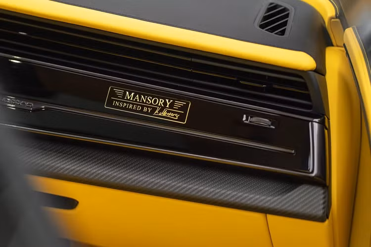 Một điểm lưu ý tiếp theo là Lamborghini Urus SE và Q8 RS Performance đều có khả năng tăng tốc 0-100 km/h trong 3,4 giây và điểm khác nhau nằm ở tốc độ tối đa Urus SE đạt 312 km/h (194 dặm/giờ) và Q8 RS đạt 305 km/h (190 dặm/giờ). Ngoạt thất Q8 RS Mansory thể hiện sự táo bạo và phá cách.