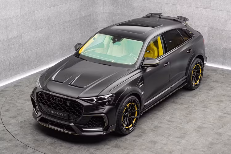 Mới đây hãng độ Mansory đã thực hiện gói nâng cấp toàn diện dành cho Audi Q8 RS 2025 mới. Đây là mẫu SUV hiệu suất cao giành lấy danh hiệu vua SUV tại đường đua Nürburgring, vượt mặt Porsche Cayenne. Tuy nhiên với Mansory vượt qua Cayenne là chưa đủ và hãng quyết định khiến chiếc xe mạnh hơn cả Lamborghini Urus.