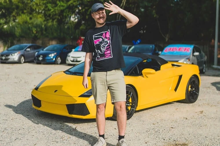 Nếu là phiên bản LP 560-4 hoặc LP 570-4, chú bò tót này có khả năng nâng công suất lên 552 hoặc 562 mã lực, cùng hệ dẫn động 4 bánh. Giá của Lamborghi Gallardo dao động 138.896-143.573 USD.