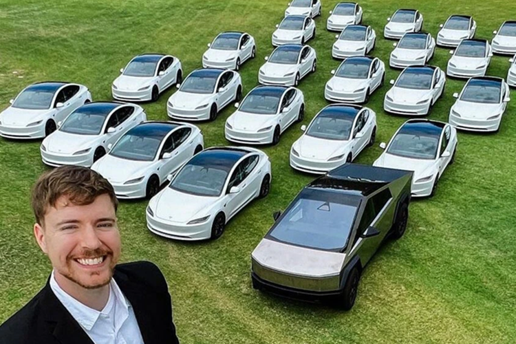 Vào tháng 4, Youtuber này từng "chơi lớn" bằng cách mua 26 xe điện Tesla tặng người hâm mộ nhân dịp sinh nhật lần thứ 26. Trong đó Model 3 là chiếc sedan thuần điện được MrBeast giành nhiều tình cảm.