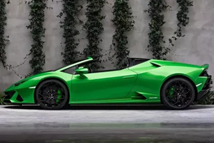 Ngoài Gallardo, MrBeast tậu Lamborghini Huracan Spyder. Chiếc siêu xe này có thể tăng tốc 0-60 km/h trong 2,5 giây. Sức mạnh này đến từ khối động cơ V10, sản sinh công suất 631 mã lực.