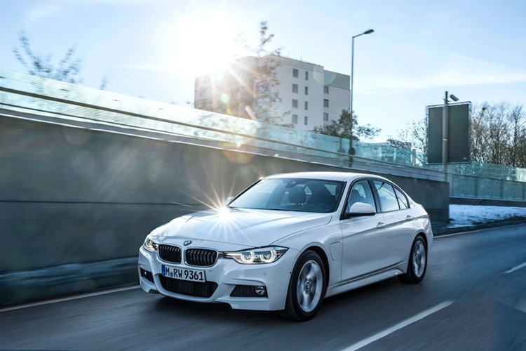 MrBeast sở hữu một chiếc BMW 330i trong garage. Đây là mẫu sedan được trang bị động cơ 4 xy lanh tăng áp, cho công suất 255 mã lực, mô men xoắn cực đại 400 Nm. Giá của mẫu xe này khoảng 42.445 USD.