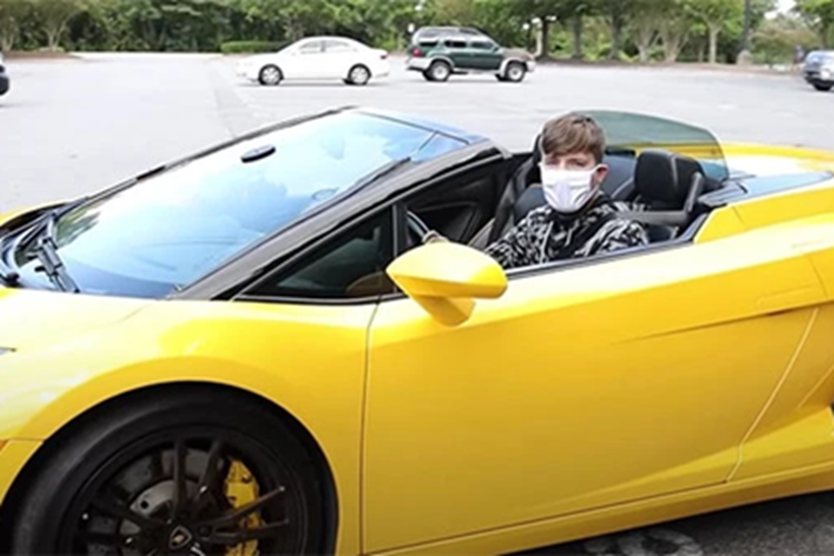 Mẫu xe đầu tiên thường xuất hiện bên cạnh nam Youtuber là chiếc Lamborghini Gallardo 2011. Chiếc sedan thể thao này được trang bị bộ máy V10 5.2L, sản sinh công suất 542 mã lực ở phiên bản LP550-2, đi kèm hệ dẫn động cầu sau.