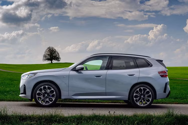 Khu vực cần số được làm gọn lại theo phong cách hiện đại, tương tự các dòng BMW mới ra mắt gần đây. Về vận hành, BMW X3 2025 phiên bản xDrive20 tiêu chuẩn sẽ được trang bị động cơ 2.0L I4 tăng áp, kết hợp công nghệ hybrid nhẹ (MHEV), cho công suất khoảng 190 mã lực. Trong khi đó, bản xDrive30 dự kiến có công suất lên đến 255 mã lực.