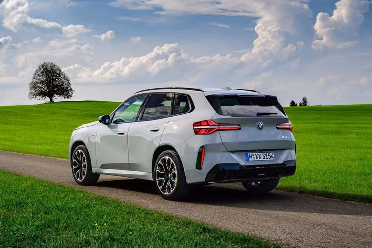 Với hàng loạt nâng cấp về thiết kế, công nghệ và vận hành, BMW X3 thế hệ mới được dự đoán sẽ có mức giá cao hơn so với thế hệ hiện tại, vốn đang khởi điểm từ hơn 1,8 tỷ đồng. Trong phân khúc SUV hạng sang cỡ trung tại Việt Nam, X3 sẽ tiếp tục đối đầu với các đối thủ quen thuộc như Mercedes-Benz GLC và Audi Q5.