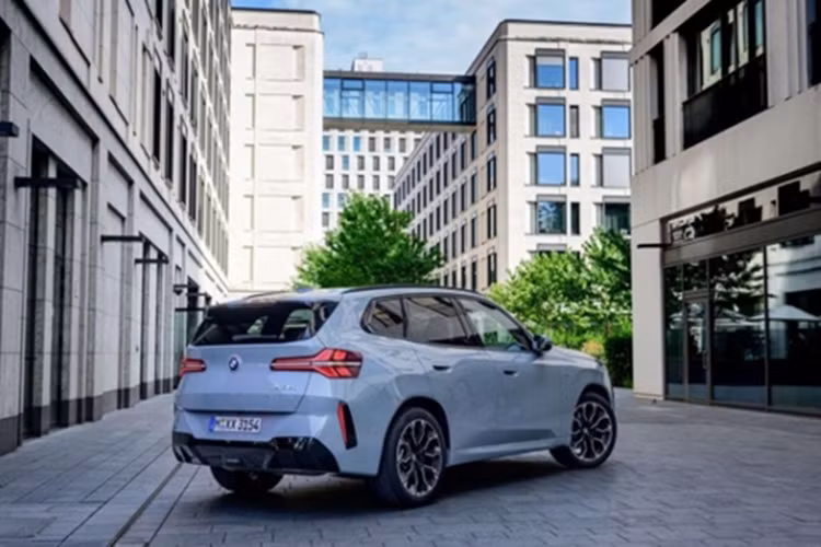 Một điểm nâng cấp đáng chú ý là việc trang bị hệ thống hỗ trợ lái tiên tiến (ADAS) lần đầu tiên xuất hiện trên dòng X3. Phiên bản xDrive20 tiêu chuẩn được cho là sẽ sở hữu các tính năng như cảnh báo điểm mù, ga tự động thích ứng và hệ thống camera 360 độ. Hệ dẫn động 4 bánh toàn thời gian xDrive tiếp tục là trang bị tiêu chuẩn, giúp tăng khả năng vận hành ổn định trên nhiều điều kiện địa hình.