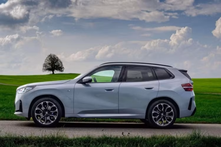 Thiết kế ngoại thất của BMW X3 2025 có nhiều cải tiến như: lưới tản nhiệt được mở rộng với các đường nét góc cạnh, cụm đèn pha và đèn hậu được làm mới hoàn toàn, đồng thời cản trước, kính hông và thiết kế mâm xe cũng được tinh chỉnh.