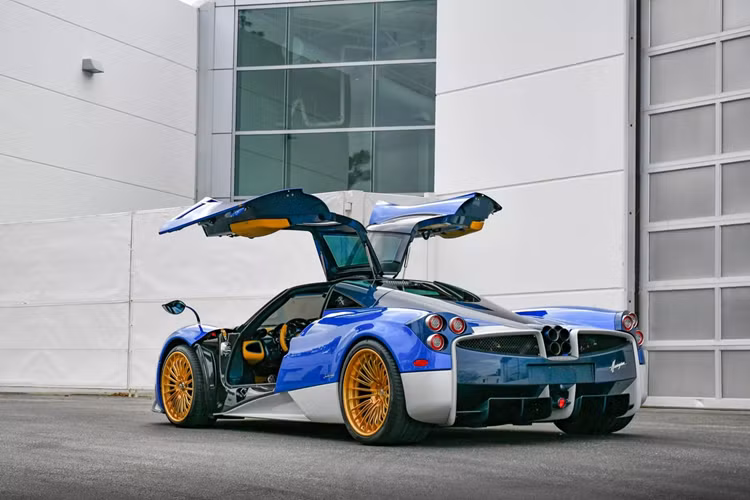 Không lâu sau khi được giao cho chủ sở hữu đầu tiên tại California, chiếc xe đã được gửi lại nhà máy Pagani để nâng cấp với gói Tempesta, gồm hệ thống ống xả titan, cánh lướt gió trước mới, bộ khuếch tán sau bằng sợi carbon và hệ thống treo Ohlins cho cả 4 bánh.