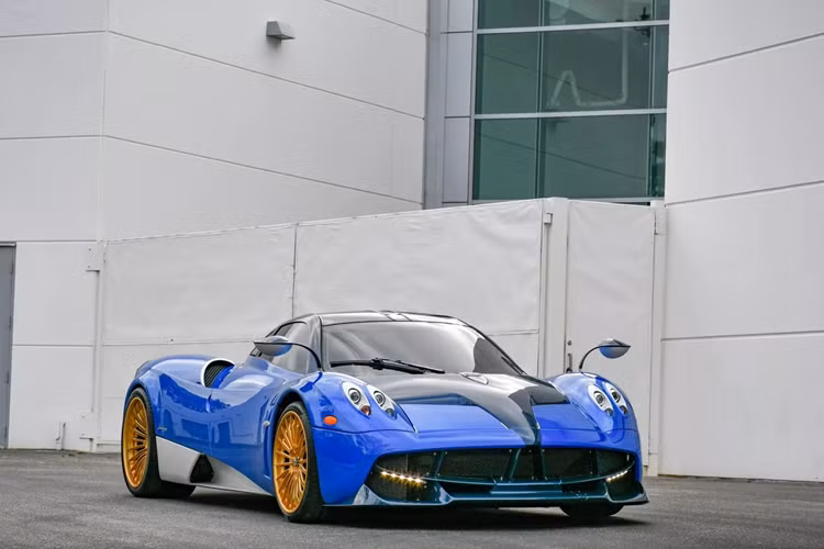  Pagani Huayra Coupe tiêu chuẩn chỉ sản xuất giới hạn 100 chiếc, trong đó có một số mẫu xe được hoàn thiệ với phiên bản nâng cấp đặc biệt. Như siêu phẩm trong bài viết này, chiếc Pagani Huayra độc nhất này có tên gọi "Oceano Pacifico", được sản xuất năm 2014, odo 3.200 km và đang được rao bán.