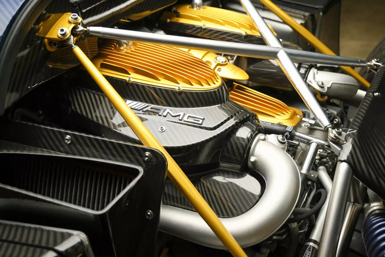 Bộ thảm sàn chần bông làm tăng thêm vẻ sang trọng, cùng với đó là hệ thống âm thanh cao cấp Sonus Faber. Bảng táp-lô có khắc dòng chữ "Oceano Pacifico 1 di 1". Sức mạnh của chiếc Huayra đặc biệt này không thay đổi, vẫn là khối động cơ V12 dung tích 6.0 L tăng áp kép do AMG cung cấp, kết hợp với hộp số sàn tự động 7 cấp.