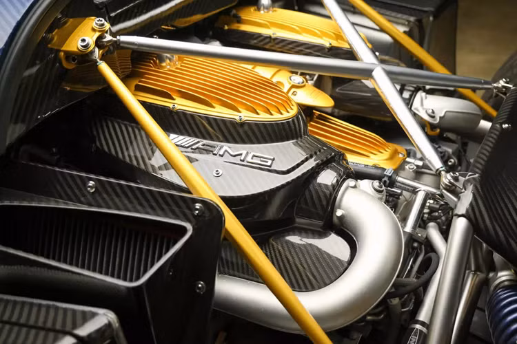 Bộ thảm sàn chần bông làm tăng thêm vẻ sang trọng, cùng với đó là hệ thống âm thanh cao cấp Sonus Faber. Bảng táp-lô có khắc dòng chữ "Oceano Pacifico 1 di 1". Sức mạnh của chiếc Huayra đặc biệt này không thay đổi, vẫn là khối động cơ V12 dung tích 6.0 L tăng áp kép do AMG cung cấp, kết hợp với hộp số sàn tự động 7 cấp.